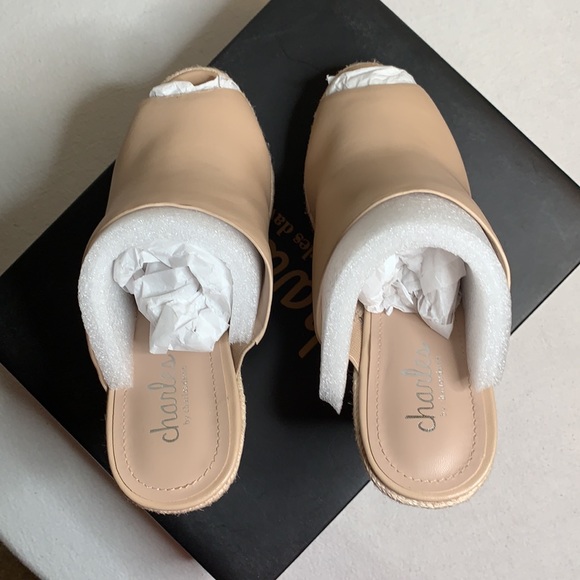 EUC Charles David Andes Tan Wedge Sandals - Picture 5 of 10